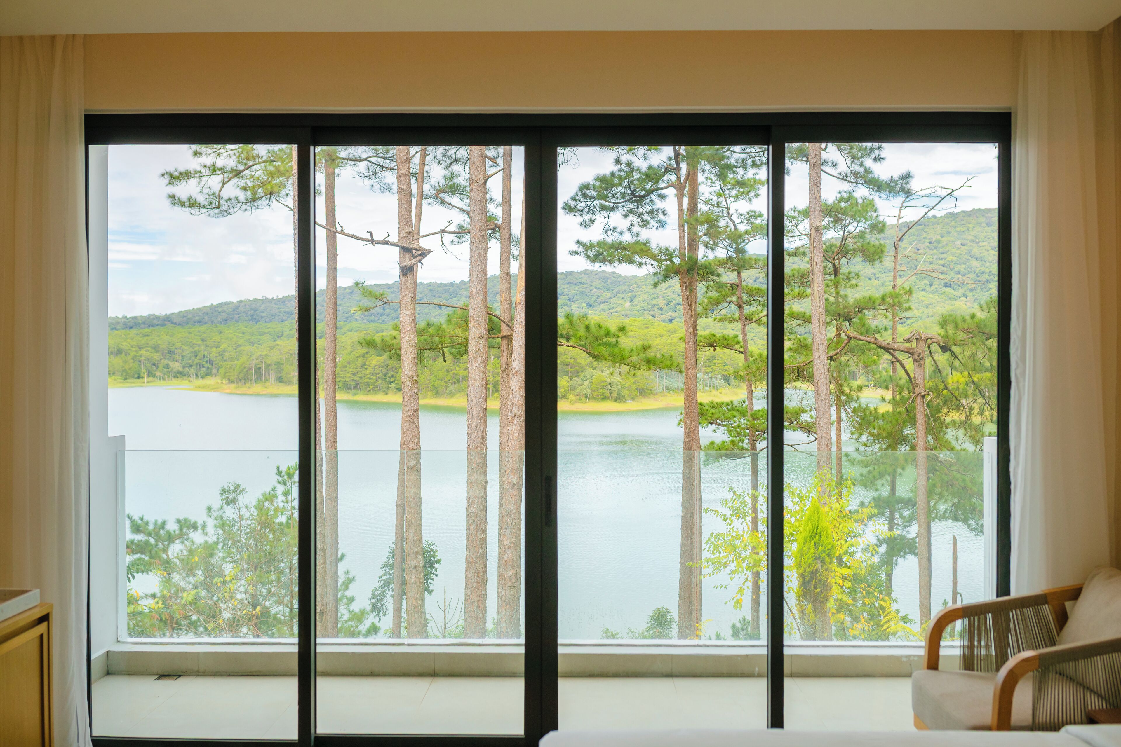 Een minibar, een kluis op de kamer, een bureau, verduisterende gordijnen