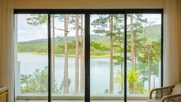 Een minibar, een kluis op de kamer, een bureau, verduisterende gordijnen