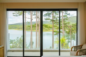 Minibar, in-room safe, desk, blackout drapes - Haven in the Pines (Da Lat)