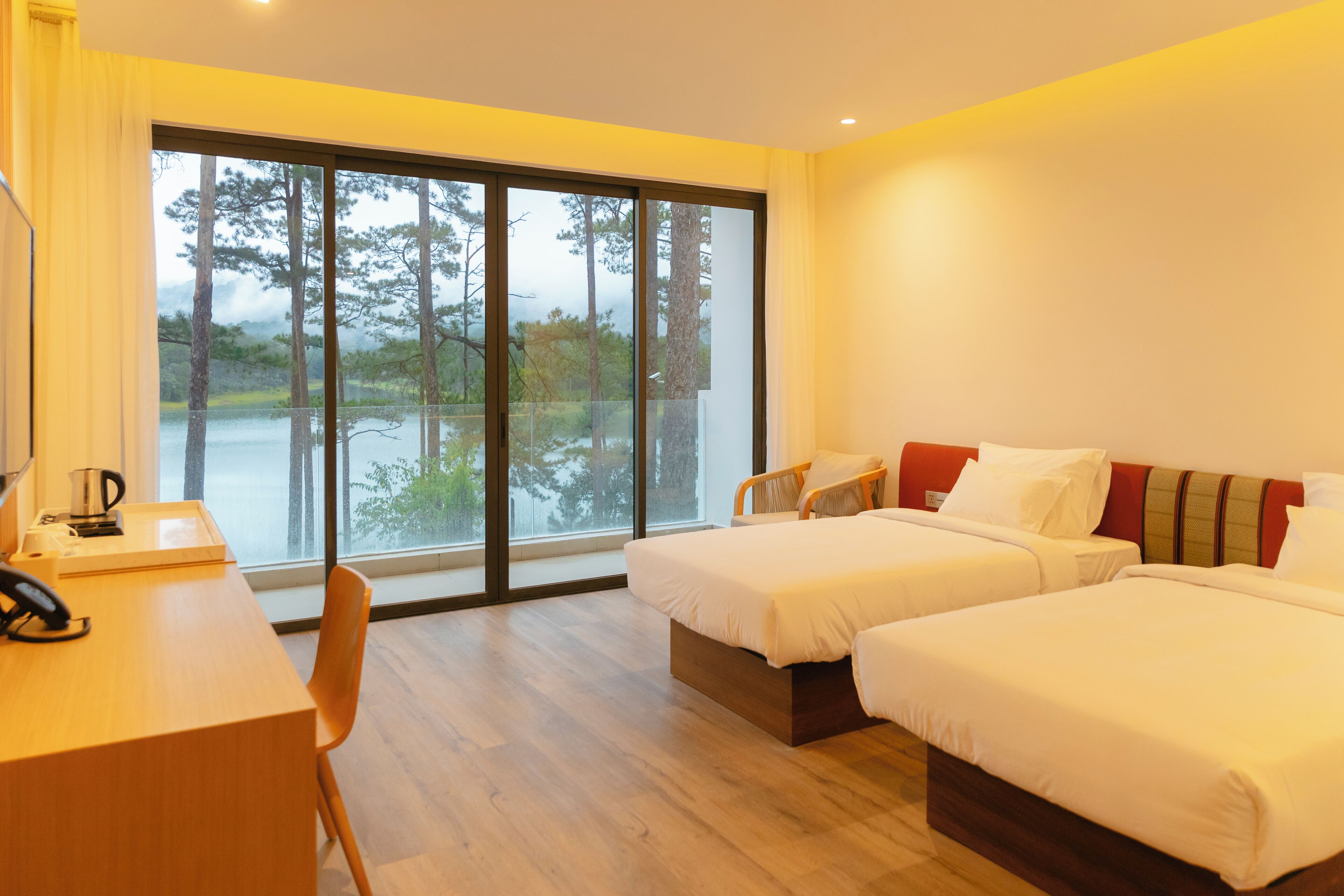 Kahden hengen huone yhdelle, parveke, järvinäköala | Minibaari, tallelokero huoneessa, työpöytä, pimennysverhot