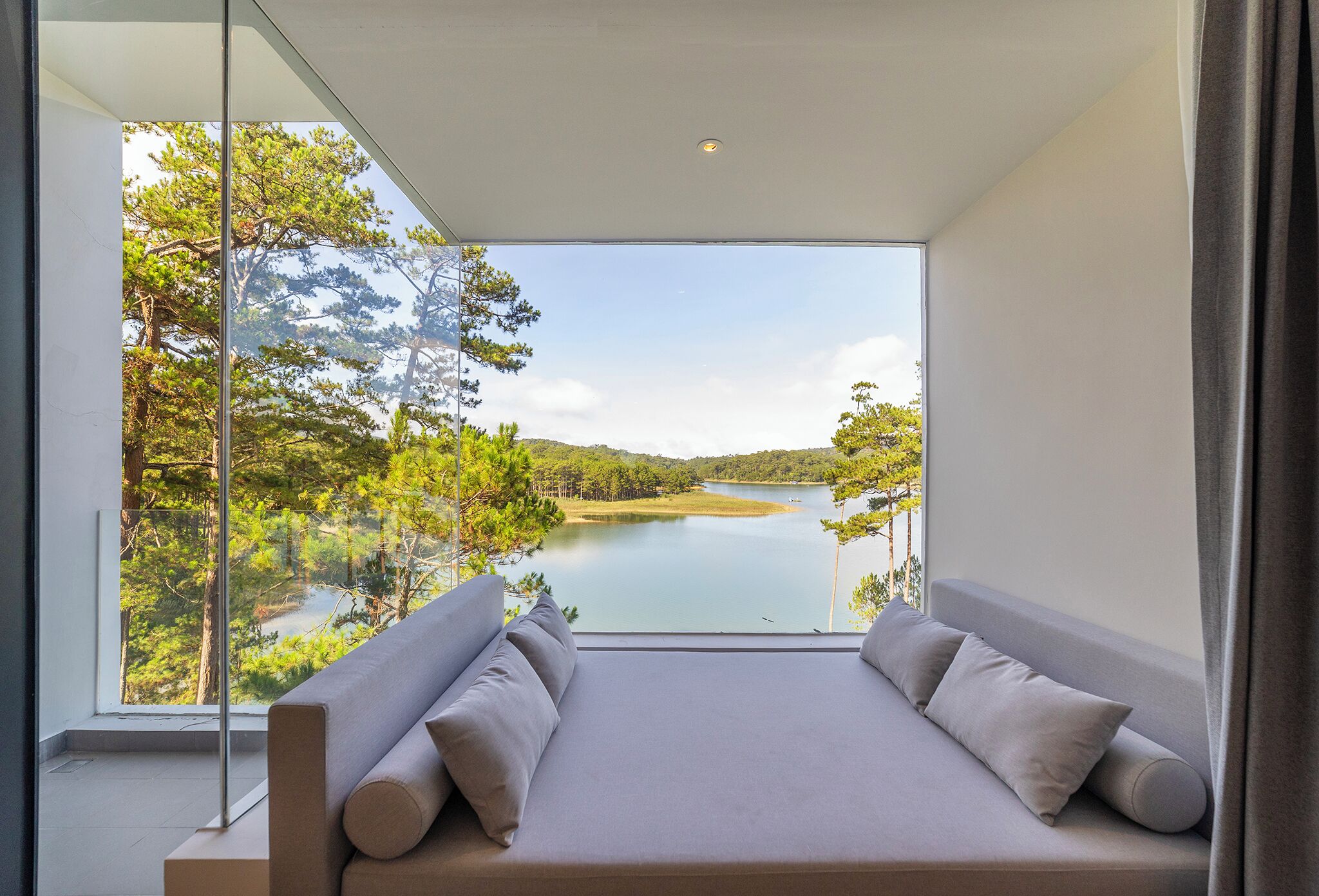 Habitación doble, vista al lago, torre | Minibar, caja de seguridad en la habitación y escritorio 