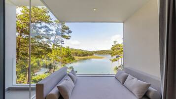 Habitación doble, vista al lago, torre | Minibar, caja de seguridad en la habitación y escritorio