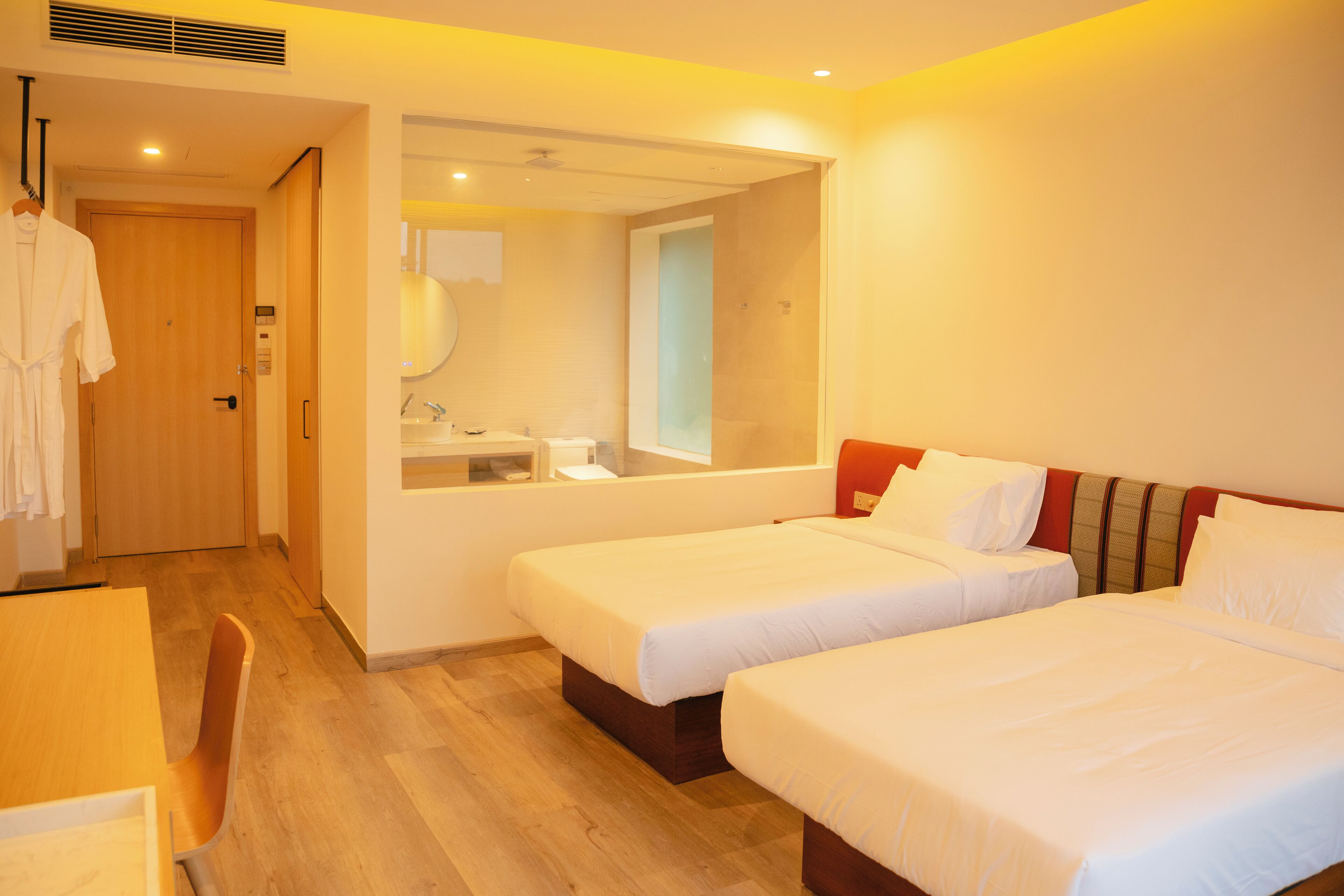 Kahden hengen huone yhdelle, järvinäköala | Minibaari, tallelokero huoneessa, työpöytä, pimennysverhot