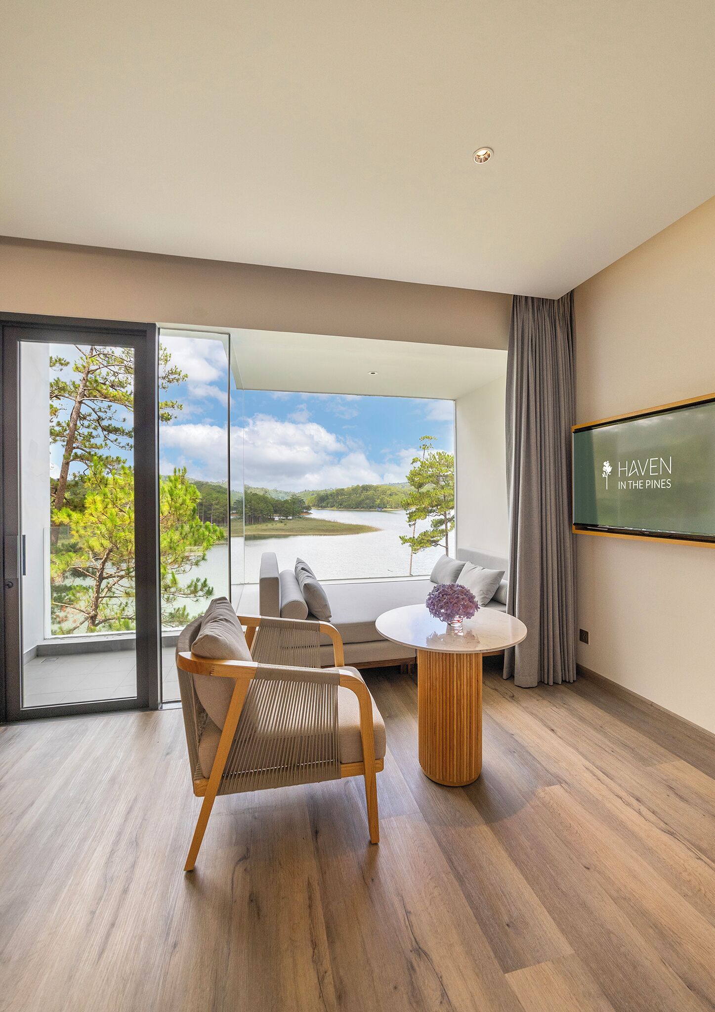 Lake View Sun Lounge King Room | Minibar, két bảo mật tại phòng, bàn, màn/rèm cản sáng 