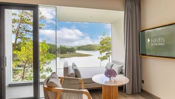 Lake View Sun Lounge King Room | Minibar, in-room safe, desk, blackout curtains