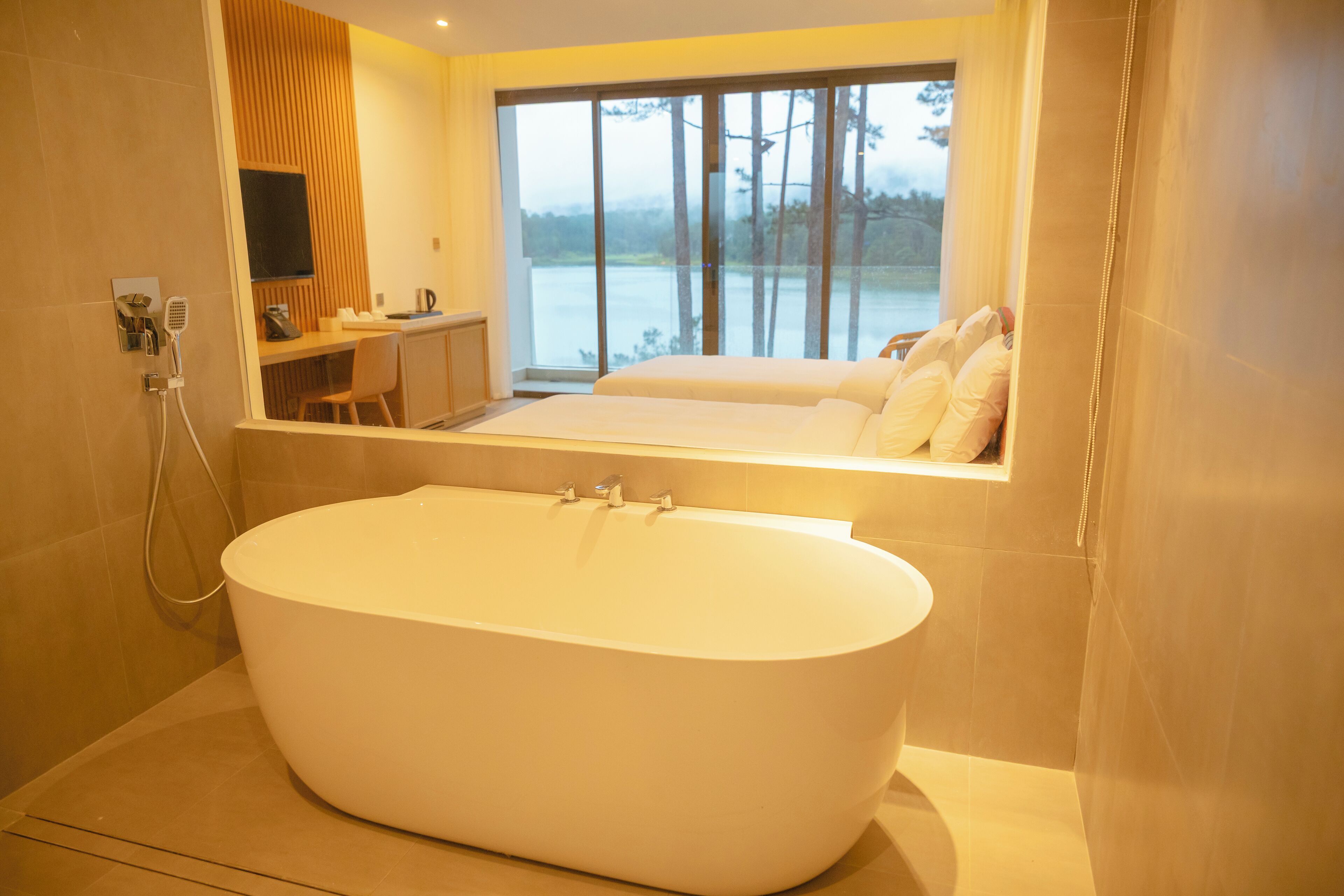 Articles de toilette (gratuits), séchoir à cheveux, peignoirs