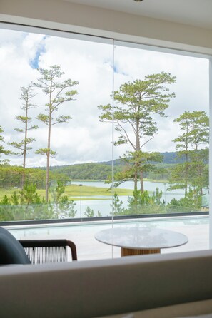 Minibar, caja de seguridad en la habitación y escritorio 