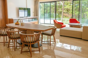 Minibar, caja de seguridad en la habitación y escritorio 