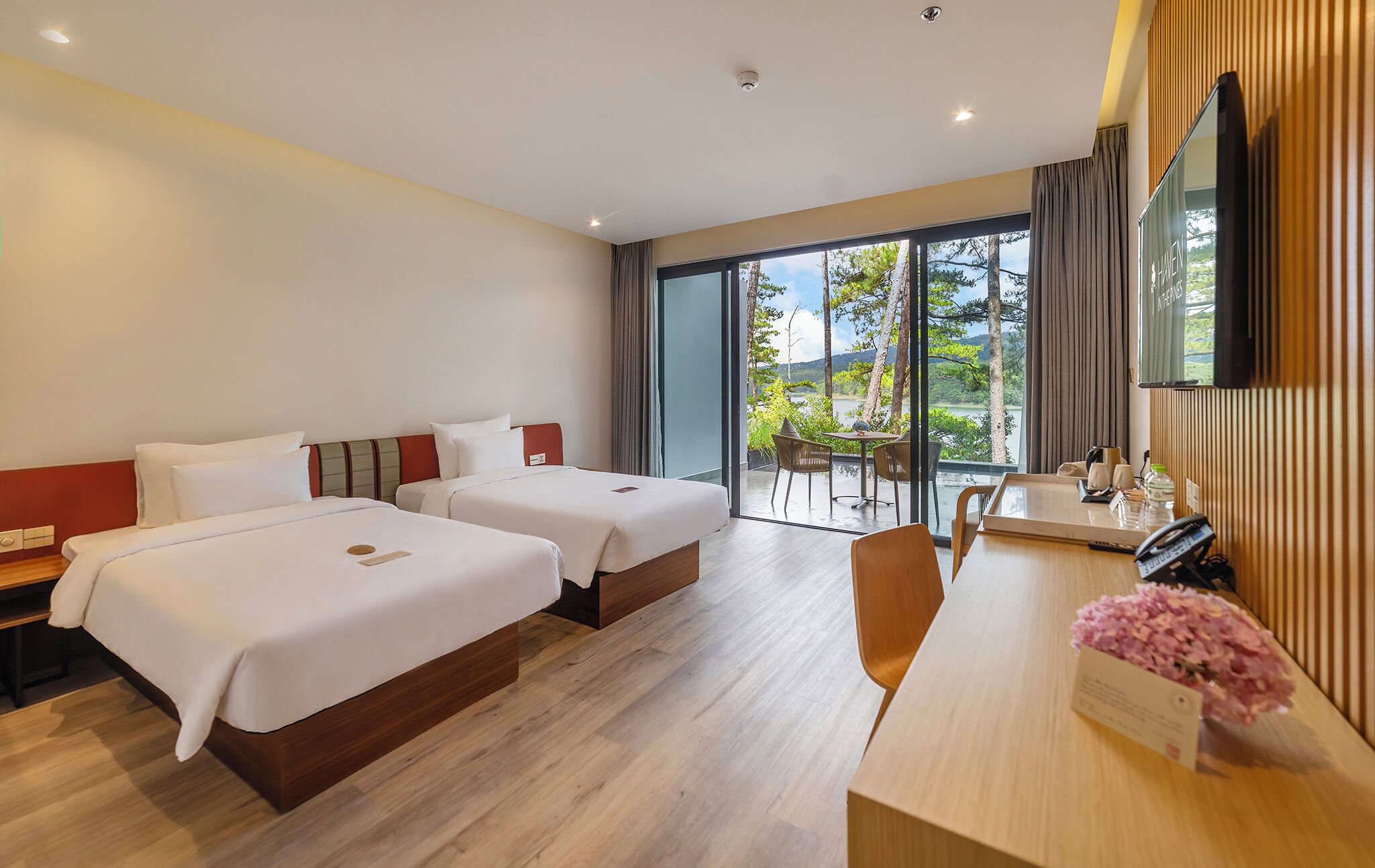Kamar Double untuk 1 Orang, pemandangan danau | Minibar, brankas, meja kerja, dan tirai kedap cahaya