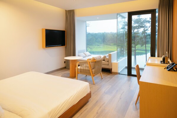 Minibar, caja de seguridad en la habitación y escritorio 