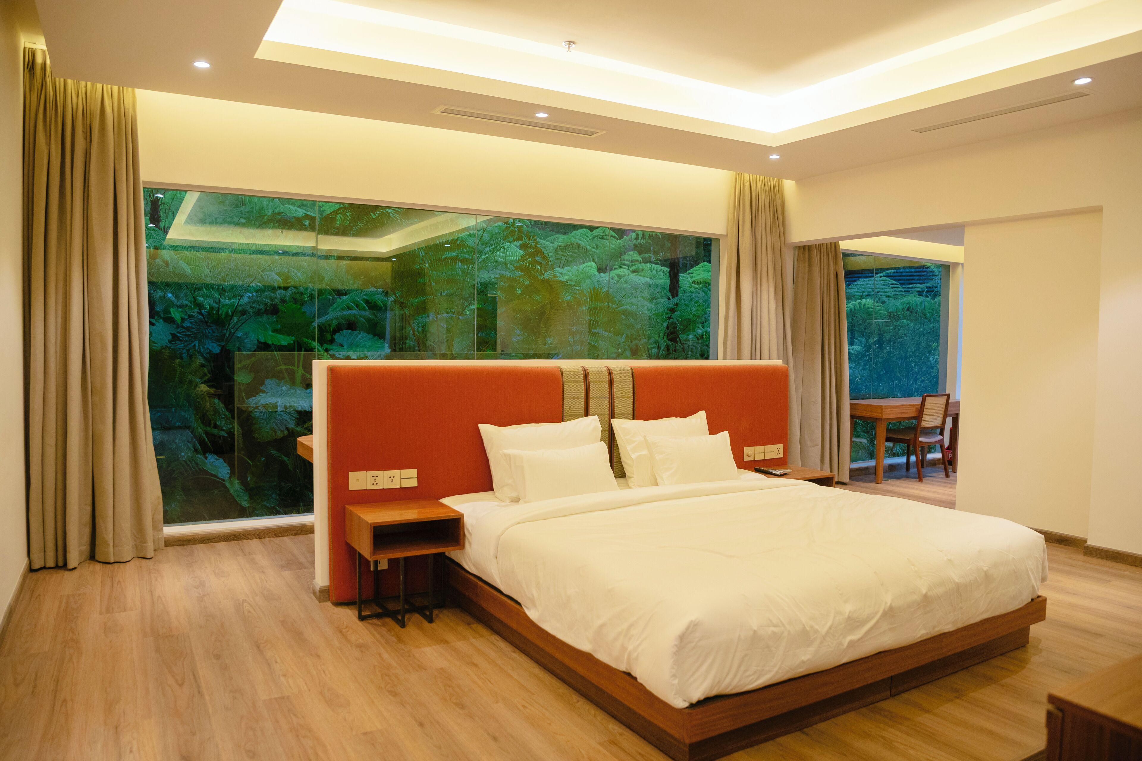 Minibaari, tallelokero huoneessa, työpöytä, pimennysverhot