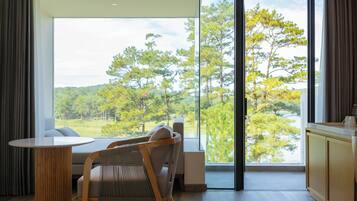 Tweepersoonskamer, uitzicht op meer, in toren | Een minibar, een kluis op de kamer, een bureau, verduisterende gordijnen