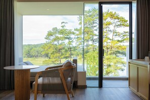 Habitación doble, vista al lago, torre | Minibar, caja de seguridad en la habitación y escritorio 
