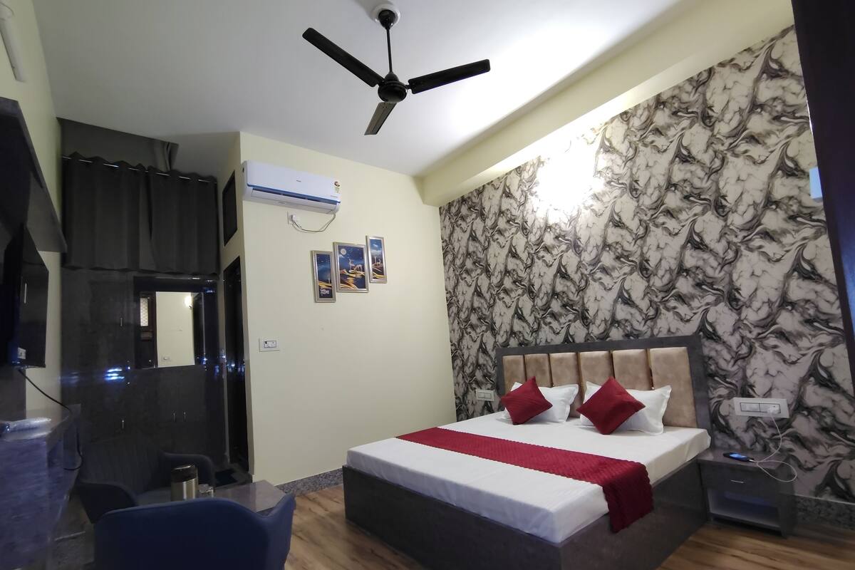 Deluxe Room | Premium bedding, down comforters, memory foam beds