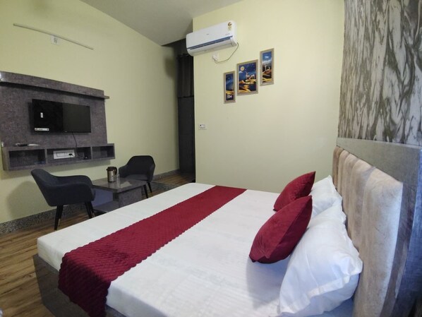 Deluxe Room | Premium bedding, down comforters, memory foam beds