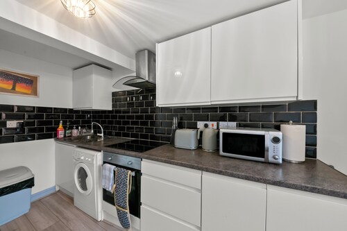 2 Bed 1.5 bathroom sleeps 6 Central Reading wifi