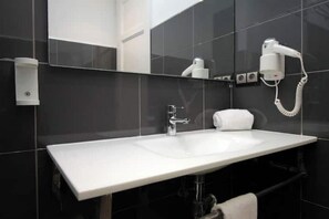 Shower, hair dryer, towels, soap - Spacious 2BR, quick access to Downtown (Barcelona)