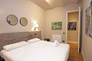Iron/ironing board, WiFi, bed sheets - Spacious 2BR, quick access to Downtown (Barcelona)