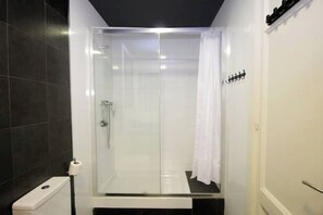 Shower, hair dryer, towels, soap - Comfortable 2 bedroom apartment in Eixample (Barcelona)