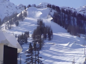 A snow-covered mountain with ski lifts and trees. - Studio Fontanarosa Centre Station with Mountain View (Vars (station de ski))