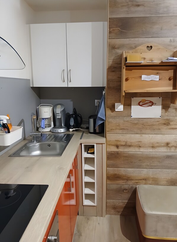 Fridge, microwave, oven, stovetop - Studio Apartment 'Centre Station' with Mountain View (Vars (station de ski))