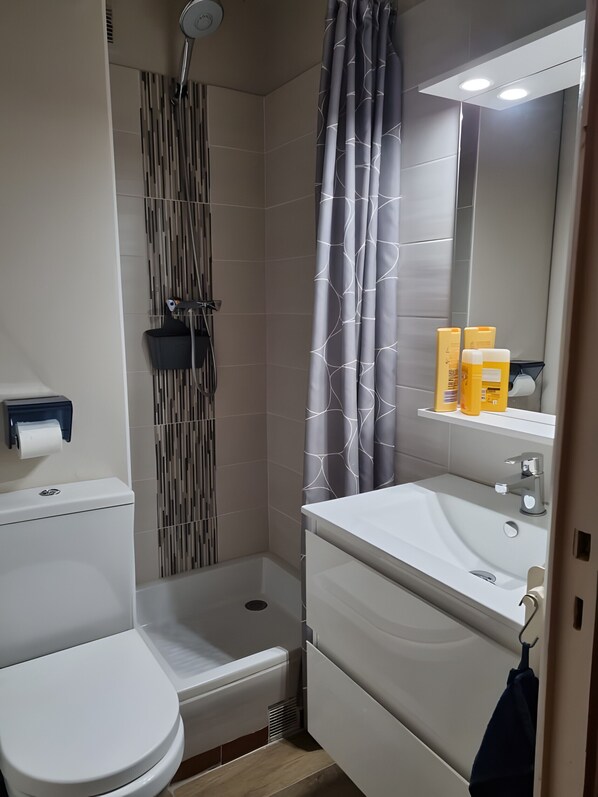Shower, towels - Studio Fontanarosa Centre Station with Mountain View (Vars (station de ski))