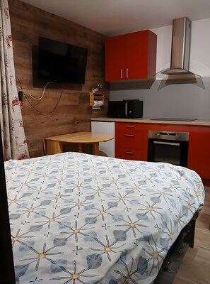 Bed sheets - Studio Apartment 'Centre Station' with Mountain View (Vars (station de ski))