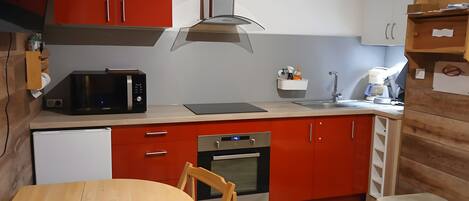 Kylskåp, mikrovågsugn, ugn och spishäll