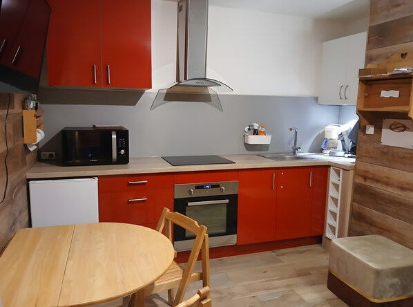 Fridge, microwave, oven, stovetop - Studio Apartment 'Centre Station' with Mountain View (Vars (station de ski))