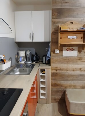 Jääkaappi, mikroaaltouuni, uuni, liesi