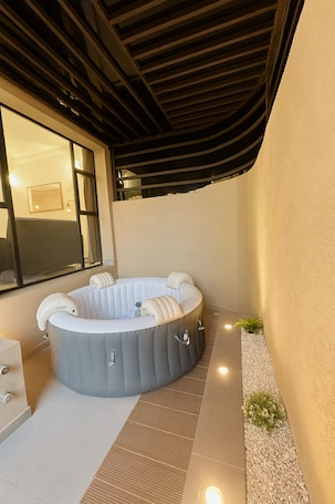 Terrace/patio. Cozy Appartement avec jacuzzi chauffant