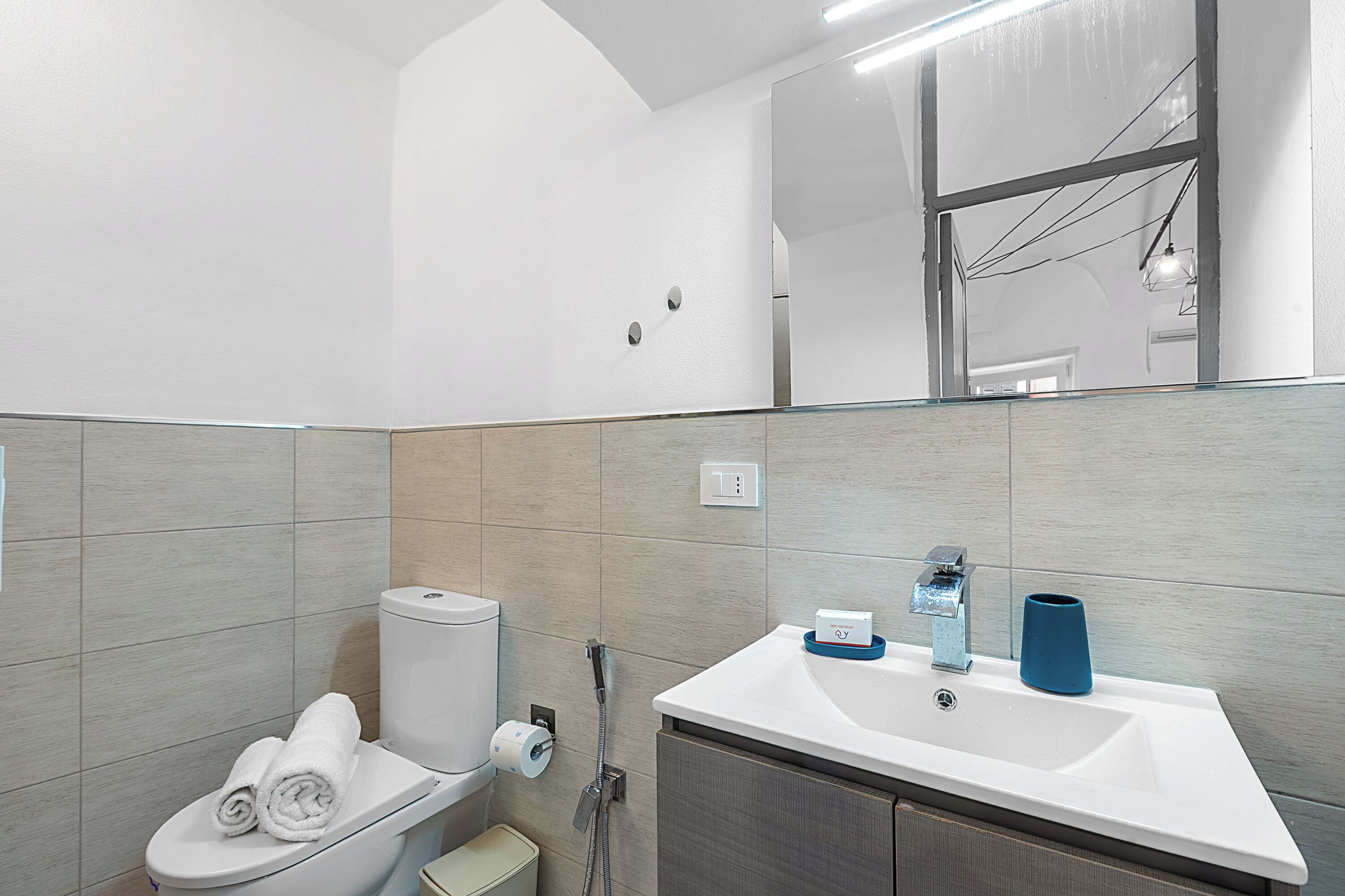 Apartament estàndard, diversos dormitoris, 2 banys (Saro House) | Bany | Dutxa, assecador de cabells, tovalloles i sabó 