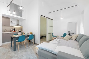 Standard Apartment, Multiple Bedrooms, 2 Bathrooms (Saro House) | Living area | 21-inch TV with cable channels - Saro House (Sanremo)