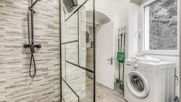 Apartemen Standar, 1 kamar tidur, microwave (Casa di Lilo Sanremo Historic Center) | Kamar mandi