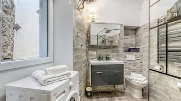 Standard Apartment, 1 Bedroom, Microwave (Casa di Lilo Sanremo Historic Center) | Bathroom