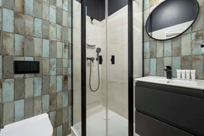Shower, hair dryer, towels, shampoo - Elegant Apartment | Two Bedrooms | Pet Friendly. (Wrocław)