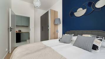 Tabla de planchar con plancha, wifi y ropa de cama