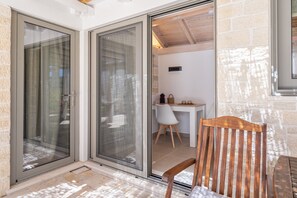 Interior - Studio Apartment 'Maestro' with Mountain View, Wi-Fi and Air Conditioning (Gaios)