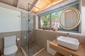 Douche, sèche-cheveux, serviettes fournies