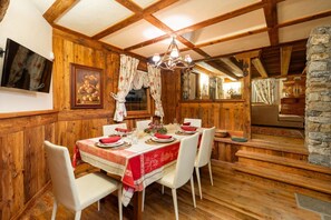 Dining - 🏠 DESCRIPTION OF THE ACCOMMODATIONImagine waking up in the heart of Courmayeur, one of the most iconic destinations in the Alps, where the authentic charm of a mountain village meets the prestige of its boutiques, gourmet restaurants, and the timeless (Courmayeur)