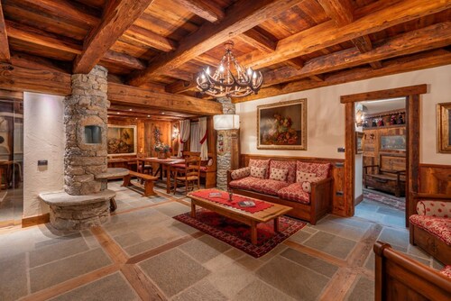 🏠 DESCRIPTION OF THE ACCOMMODATIONImagine waking up in the heart of Courmayeur, one of the most iconic destinations in the Alps, where the authentic charm of a mountain village meets the prestige of its boutiques, gourmet restaurants, and the timeless