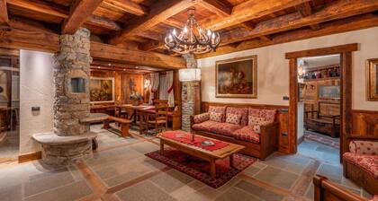 🏠 DESCRIPTION OF THE ACCOMMODATIONImagine waking up in the heart of Courmayeur, one of the most iconic destinations in the Alps, where the authentic charm of a mountain village meets the prestige of its boutiques, gourmet restaurants, and the timeless