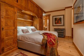 Iron/ironing board - 🏠 DESCRIPTION OF THE ACCOMMODATIONImagine waking up in the heart of Courmayeur, one of the most iconic destinations in the Alps, where the authentic charm of a mountain village meets the prestige of its boutiques, gourmet restaurants, and the timeless (Courmayeur)