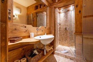 Shower, bidet - 🏠 DESCRIPTION OF THE ACCOMMODATIONImagine waking up in the heart of Courmayeur, one of the most iconic destinations in the Alps, where the authentic charm of a mountain village meets the prestige of its boutiques, gourmet restaurants, and the timeless (Courmayeur)