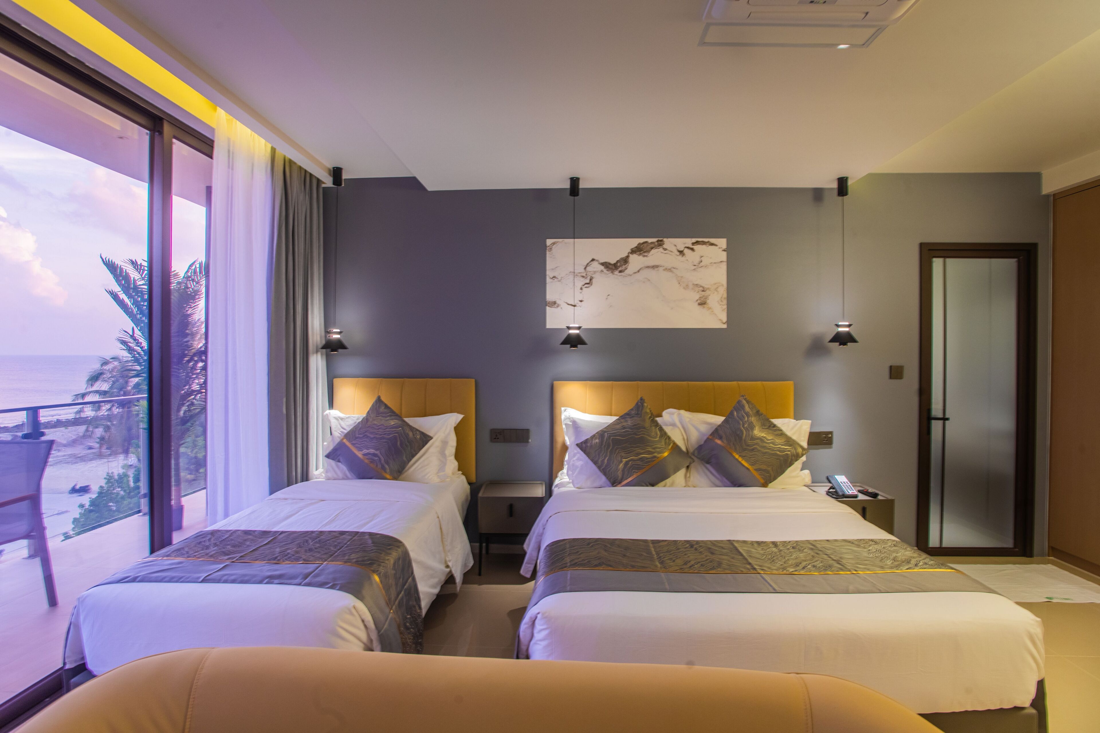 豪華三人房, 陽台, 海景 | 迷你吧、客房內保險箱、書桌、筆電工作空間