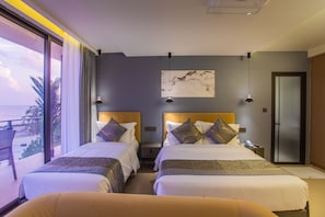 Phòng 3 Deluxe, ban công, quang cảnh biển | Két bảo mật tại phòng, bàn, khu vực làm việc phù hợp cho laptop