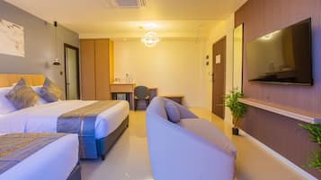 Quarto triplo luxo, sacada, vista para o mar | Cofres nos quartos, escrivaninha, espaço de trabalho para notebook