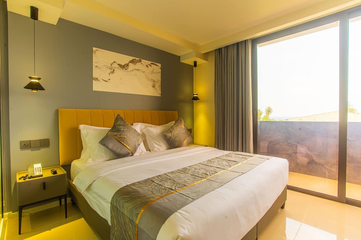 Phòng đôi hoặc 2 giường đơn Deluxe, ban công | Két bảo mật tại phòng, bàn, khu vực làm việc phù hợp cho laptop