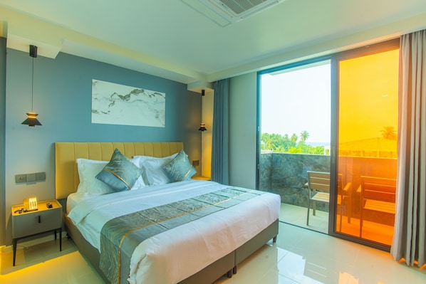 Phòng đôi hoặc 2 giường đơn Deluxe, ban công, quang cảnh thành phố | Két bảo mật tại phòng, bàn, khu vực làm việc phù hợp cho laptop