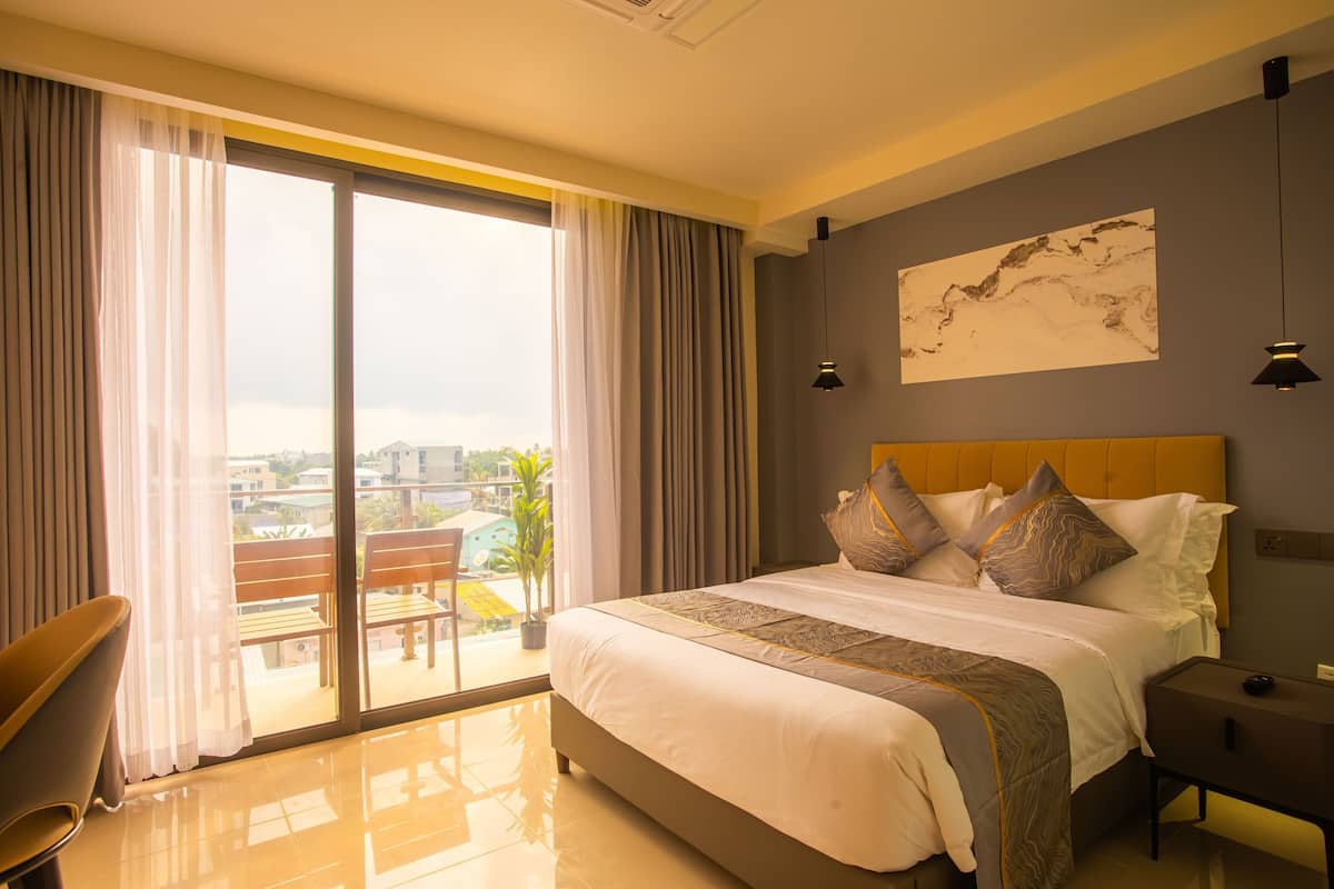 Phòng đôi Deluxe, ban công, quang cảnh thành phố | Két bảo mật tại phòng, bàn, khu vực làm việc phù hợp cho laptop